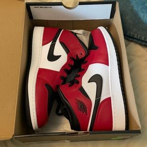 air jordan 1 mid verified from goat, never worn